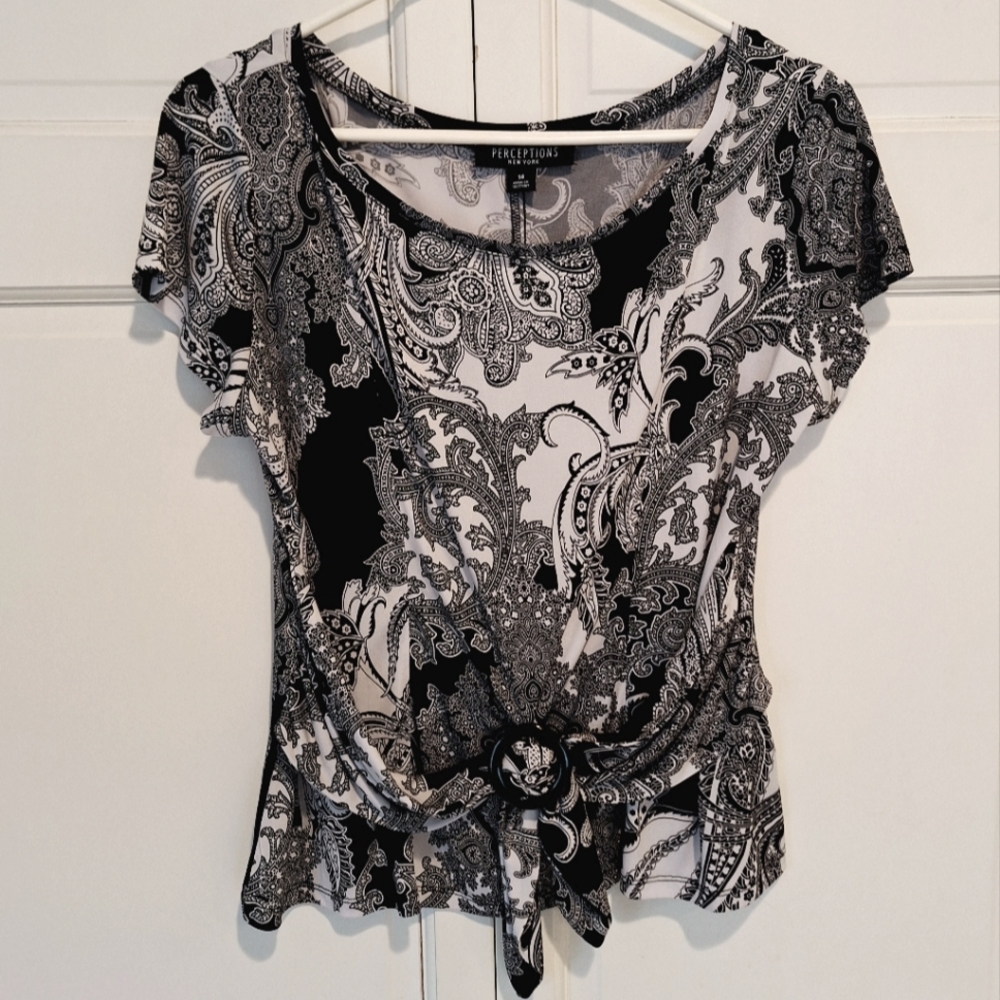 Perceptions black and white paisley short sleeved top
